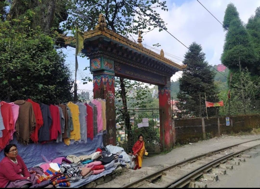 Pathi Bunkers Hostel Darjeeling  Bagian luar foto